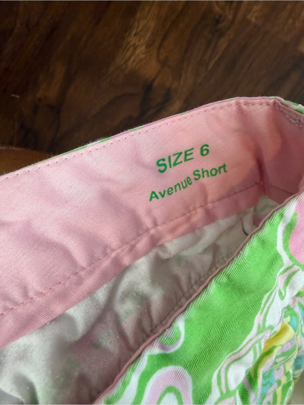 3/$30 ☀️ Lilly Pulitzer Pink & Green Paisley Cotton Avenue Shorts - Picture 9 of 10